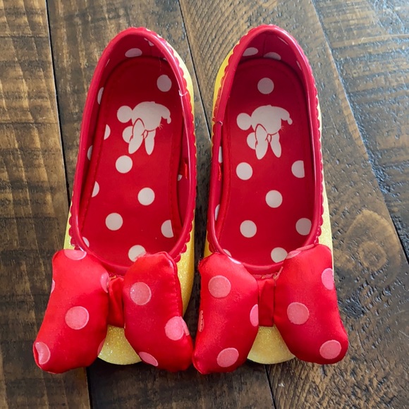 minnie mouse dressing up shoes